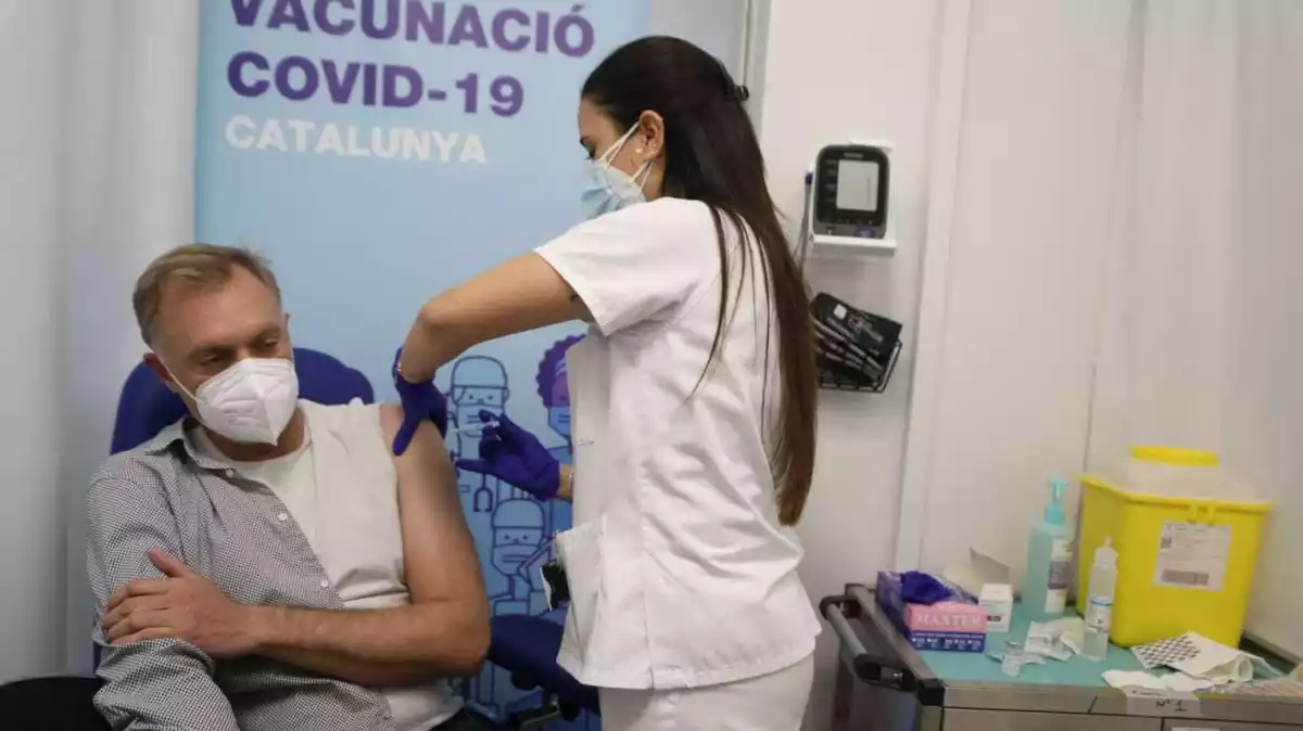 Una infermera administrant la vacuna d'AstraZeneca