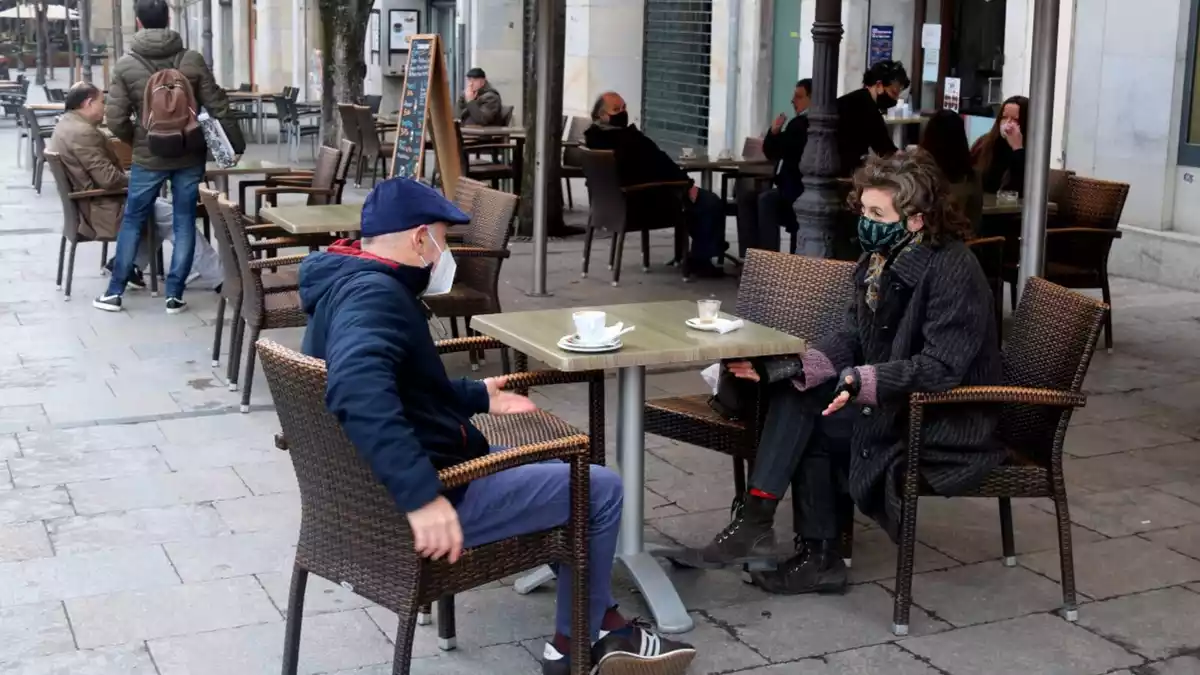 Clients esmorzant en una terrassa de la Rambla de Girona aquest 8 de febrer del 2021