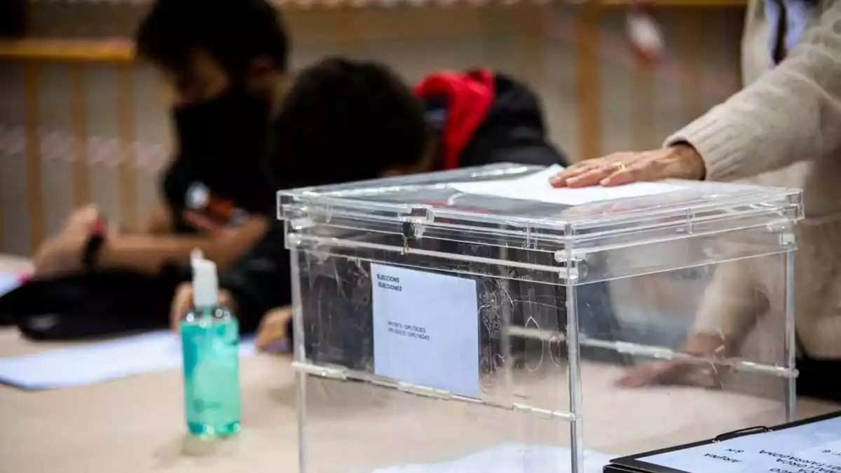 Imatge d'una urna electoral en un centre de votació de Tarragona durant el 14-F