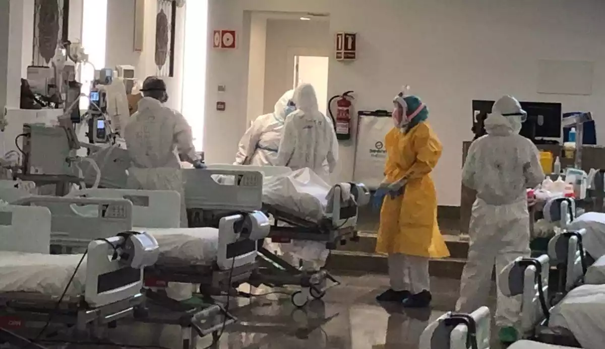 Treballadors d'una unitat de cures intensives en un hospital d'Andalusia