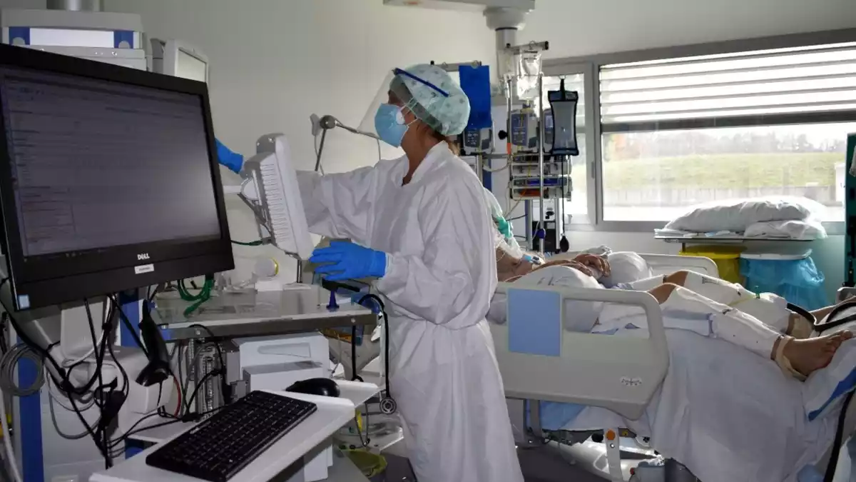 Un dels boxs de l'UCI de l'hospital Santa Caterina de Salt amb un pacient ingressat per coronavirus