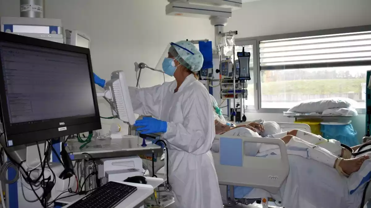 Un dels boxs de l'UCI de l'hospital Santa Caterina de Salt amb un pacient ingressat per coronavirus