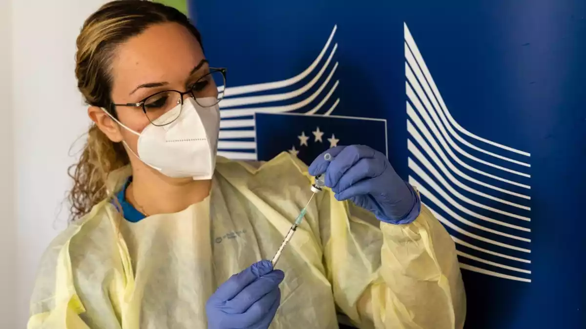 Una infermera omple una xeringa amb una dosi de la vacuna contra el coronavirus de Pfizer-BioNTEch en una residència a Xipre