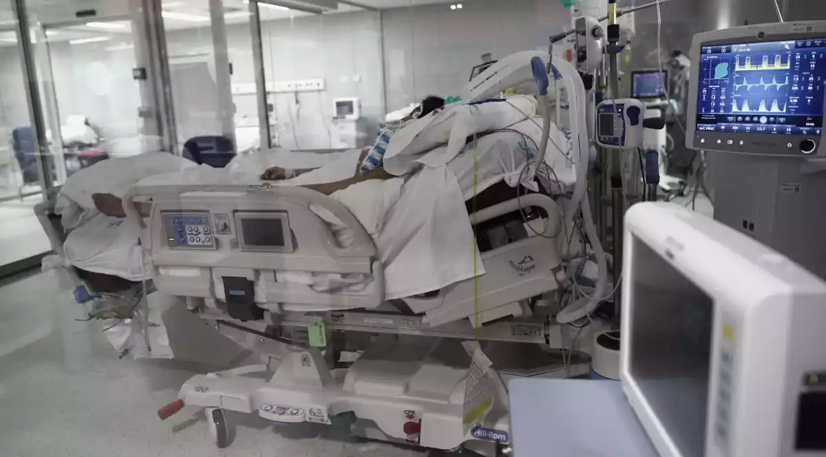 Una persona malalta a l'UCI de l'Hospital Isabel Zendal de Madrid