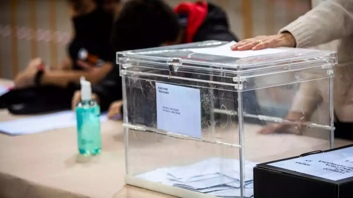 Imatge d'una urna electoral en un centre de votació de Tarragona durant el 14-F