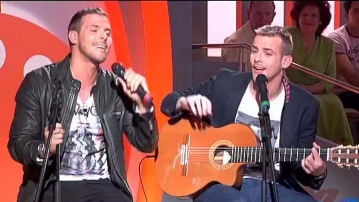 Àlex Casademunt, a la guitarra, cantant amb el seu germà Joan al programa de TVE ‘Tenemos que hablar’ l’any 2013