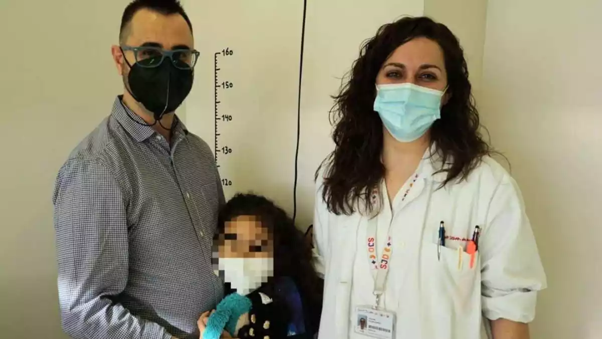 Candela, catalana de 8 anys trasplantada de ronyó, amb els seus pares