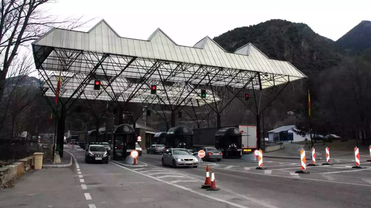 Pla obert de la frontera que separa Andorra i l'Alt Urgell amb diversos vehicles circulant