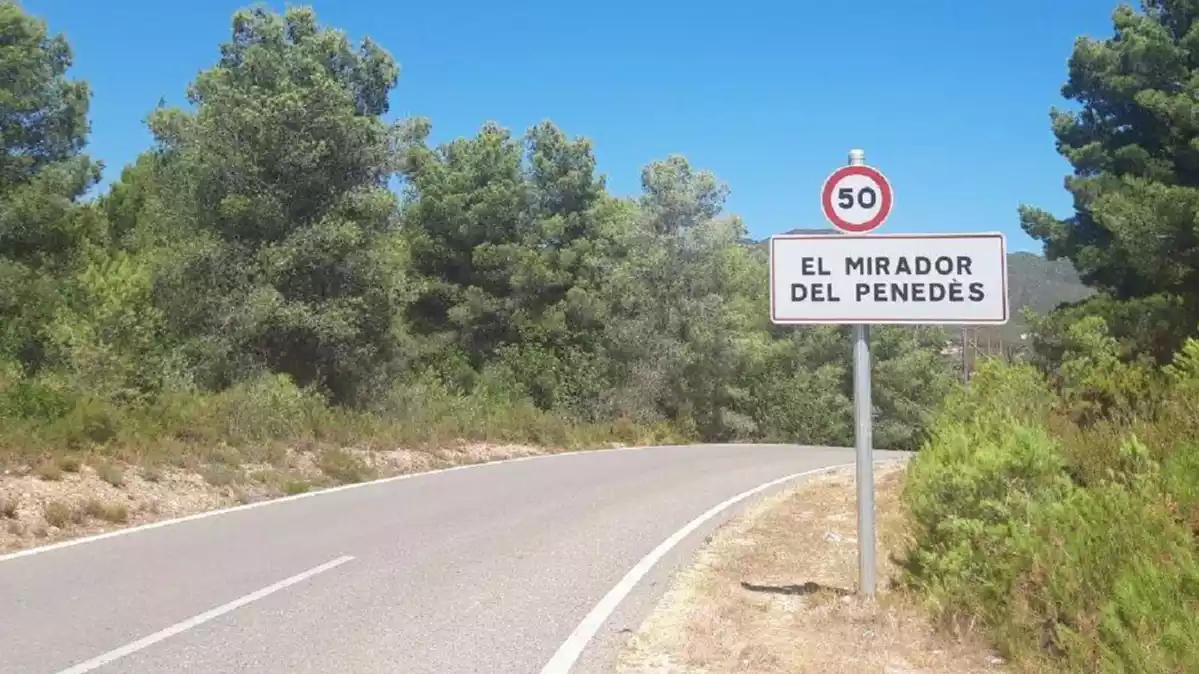 La carretera d'accés al nucli del Mirador del Penedès.