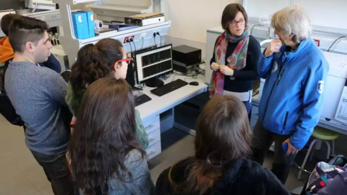 Els alumnes de l'Institut Cal·lípolis de Tarragona, que van participar en la primera edició del projecte, el 2019, al laboratori de la URV