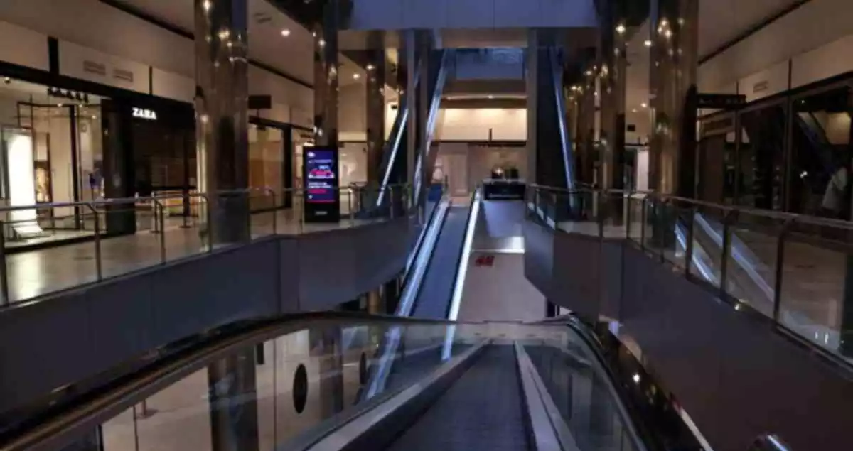 Pla general de les escales mecàniques buides del centre comercial del Parc Central de Tarragona