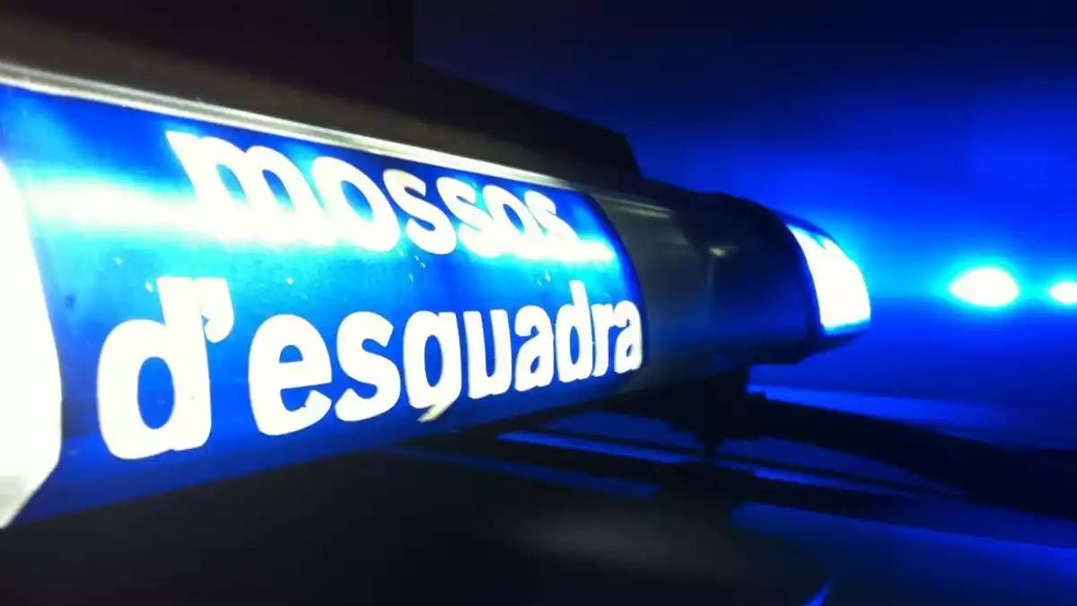 La sirena d'un vehicle dels Mossos d'Esquadra encesa