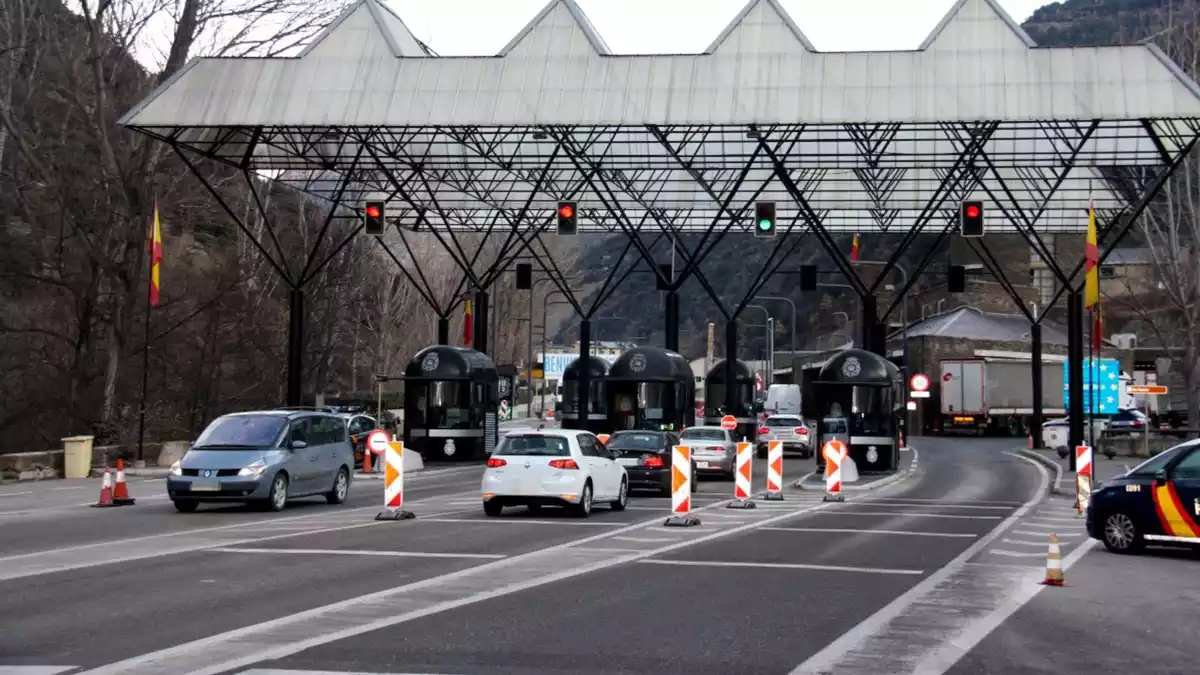 Pla obert de la frontera que separa Andorra i l'Alt Urgell amb una circulació de diversos vehicles