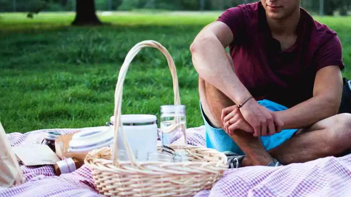 Imatge d'una persona gaudint d'un pícnic