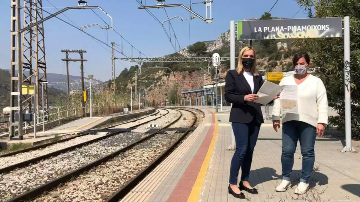 L'alcaldessa de Valls a l'estació de trens de Picamoixons