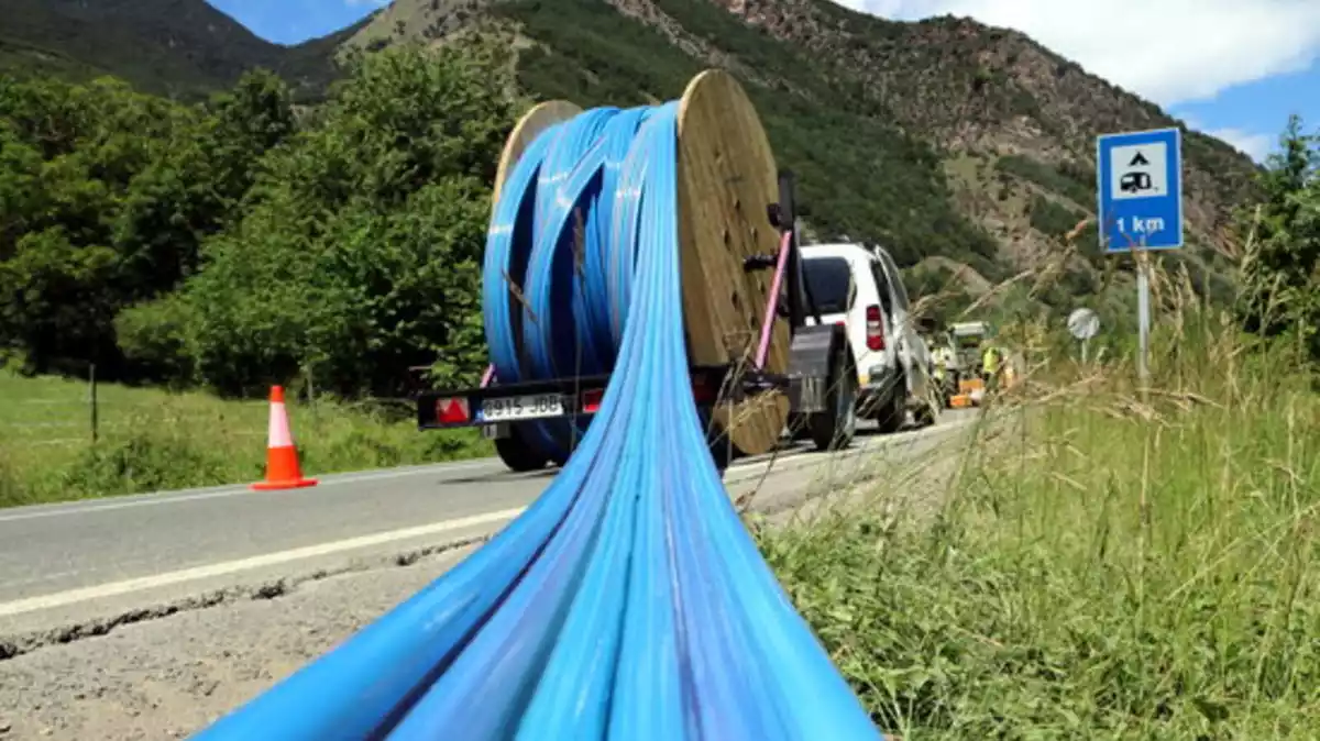 Primer pla del cablejat de fibra òptica que estan col·locant al Pallars Sobirà, a Llavorsí a la C-13