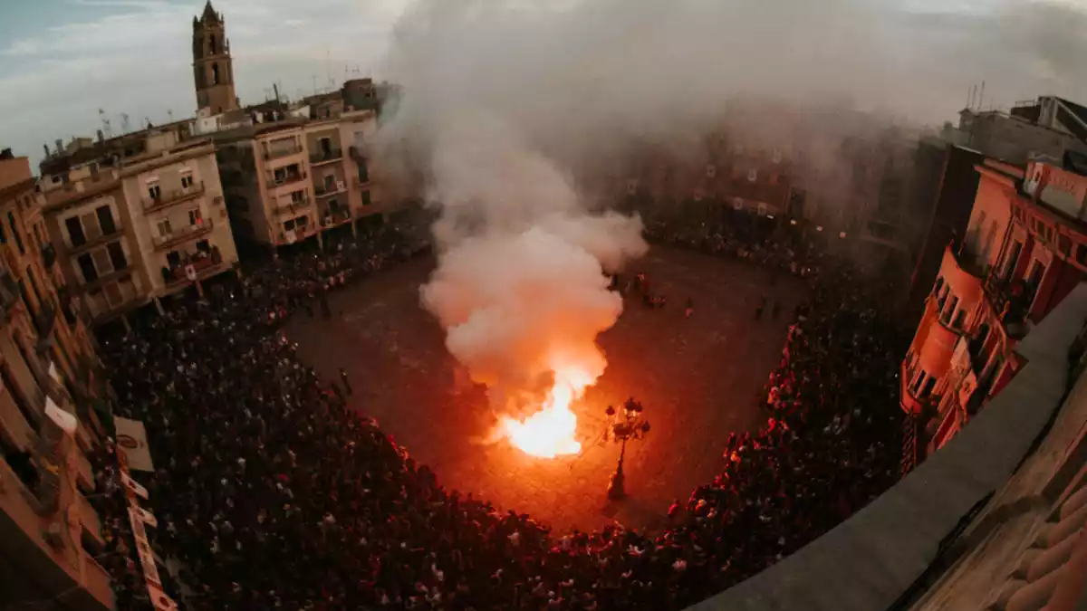 Imatge aèria de la plaça del Mercadal, plena de gom a gom, en el moment de l'esclat final de la Tronada