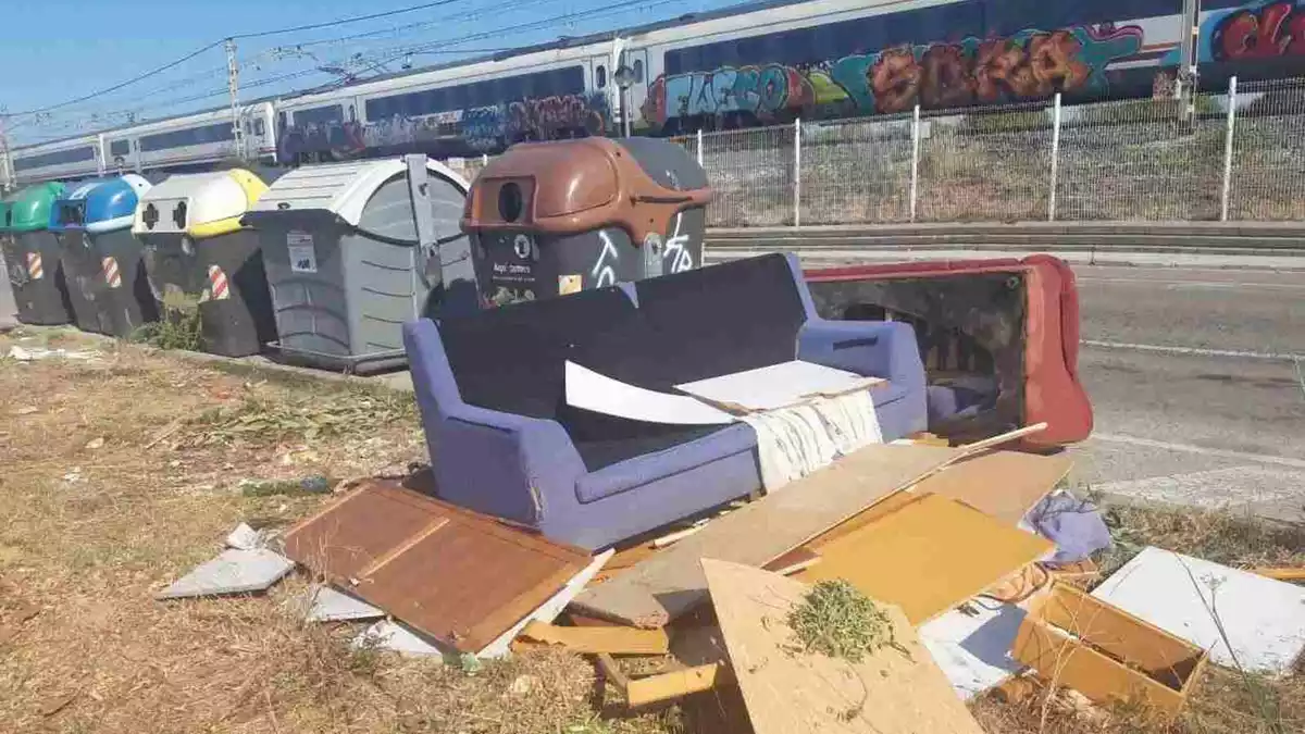 Mobles, sofàs i tota mena de residus, en un carrer de Sant Salvador.