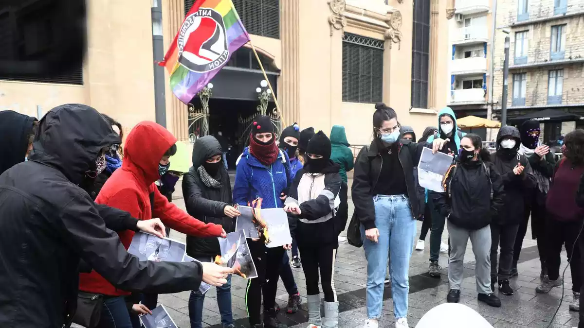 Activistes feministes durant la protesta a la plaça Corsini, aquest dilluns, 8 de març