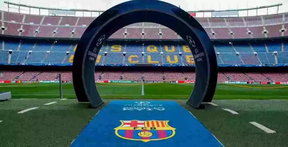 L'escut del Barça a la sortida del túnel de vestidors del Camp Nou