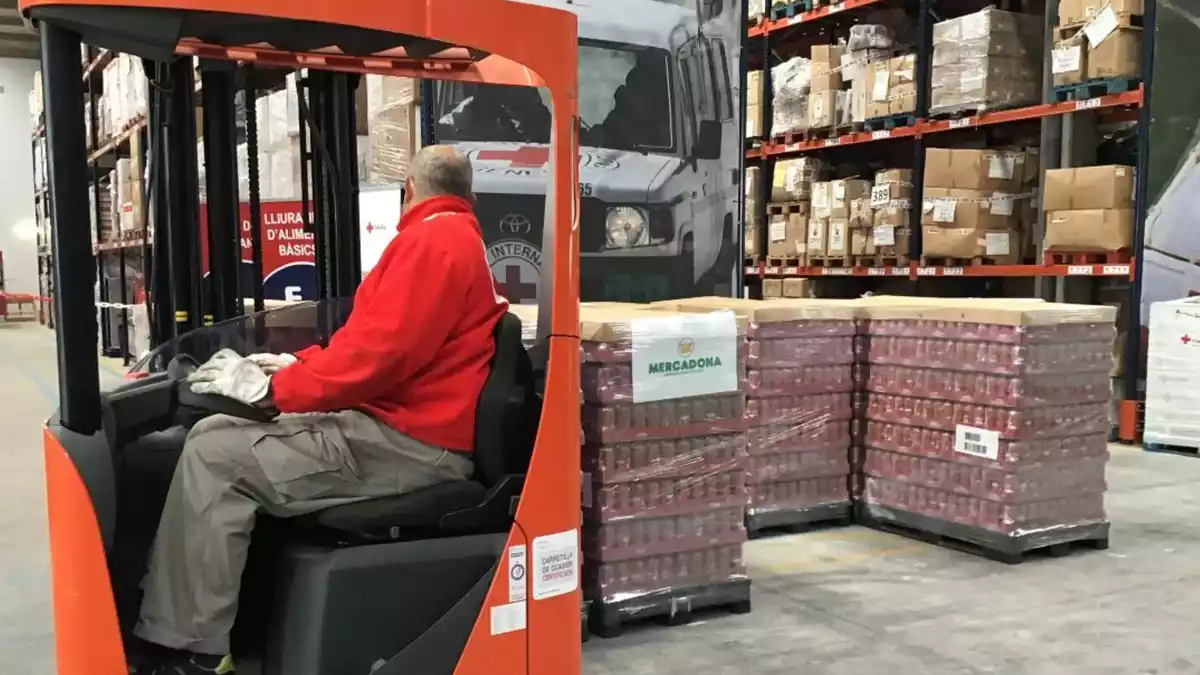 Mercadona entregant productes de primera necessitat a la Creu Roja de Catalunya