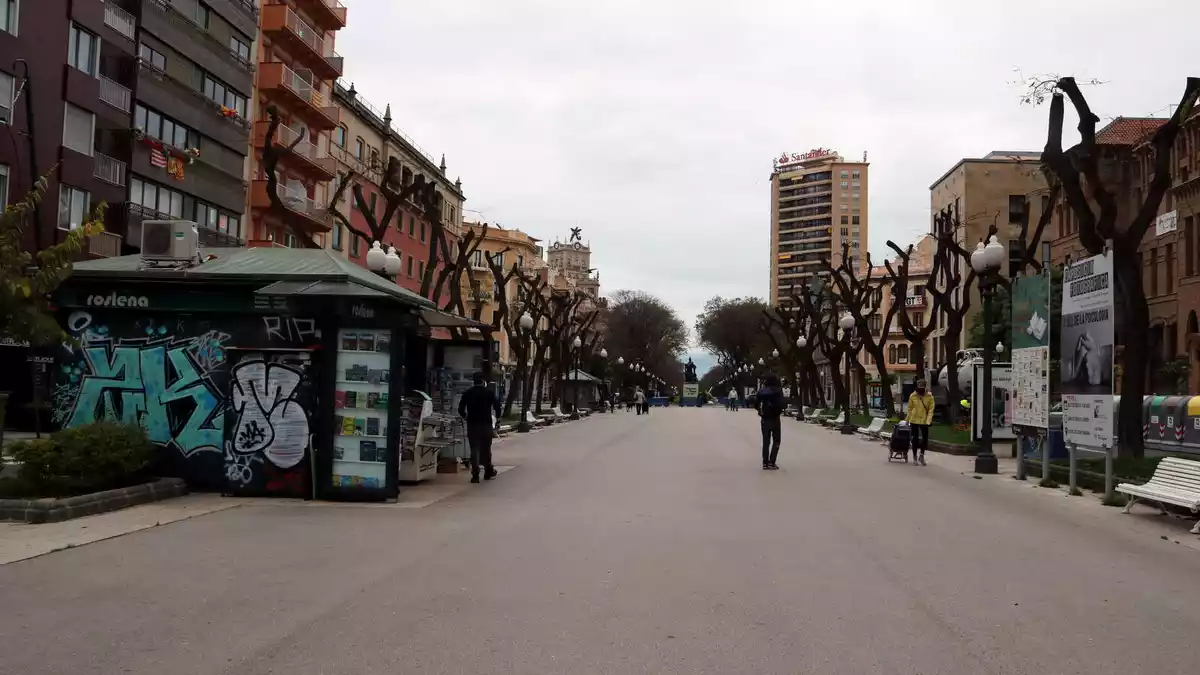Pla general de la Rambla Nova de Tarragona amb poca gent passejant i sense parades de llibres en un Sant Jordi atípic