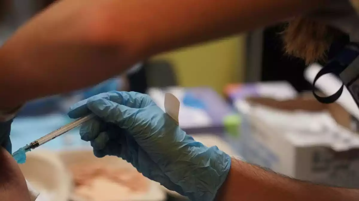 Personal sanitari administrant la vacuna d'AstraZeneca a una persona al País Basc