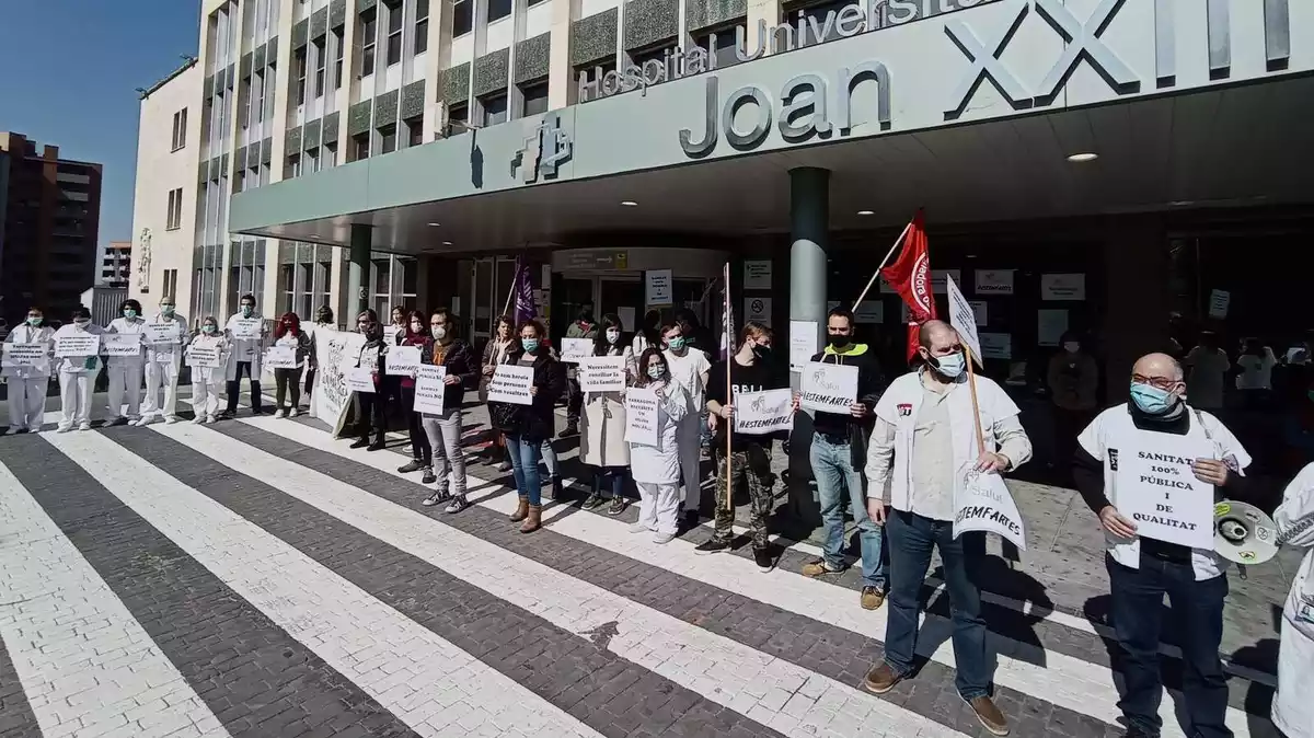 Pla general dels sanitaris durant la protesta a l'Hospital Joan XXIII