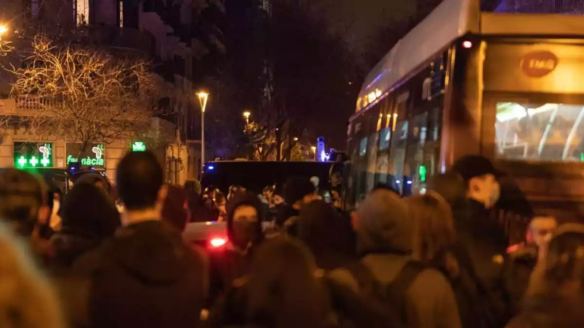 Els assistents a la setena jornada de protestes per a reclamar l'alliberament de Pablo Hasél