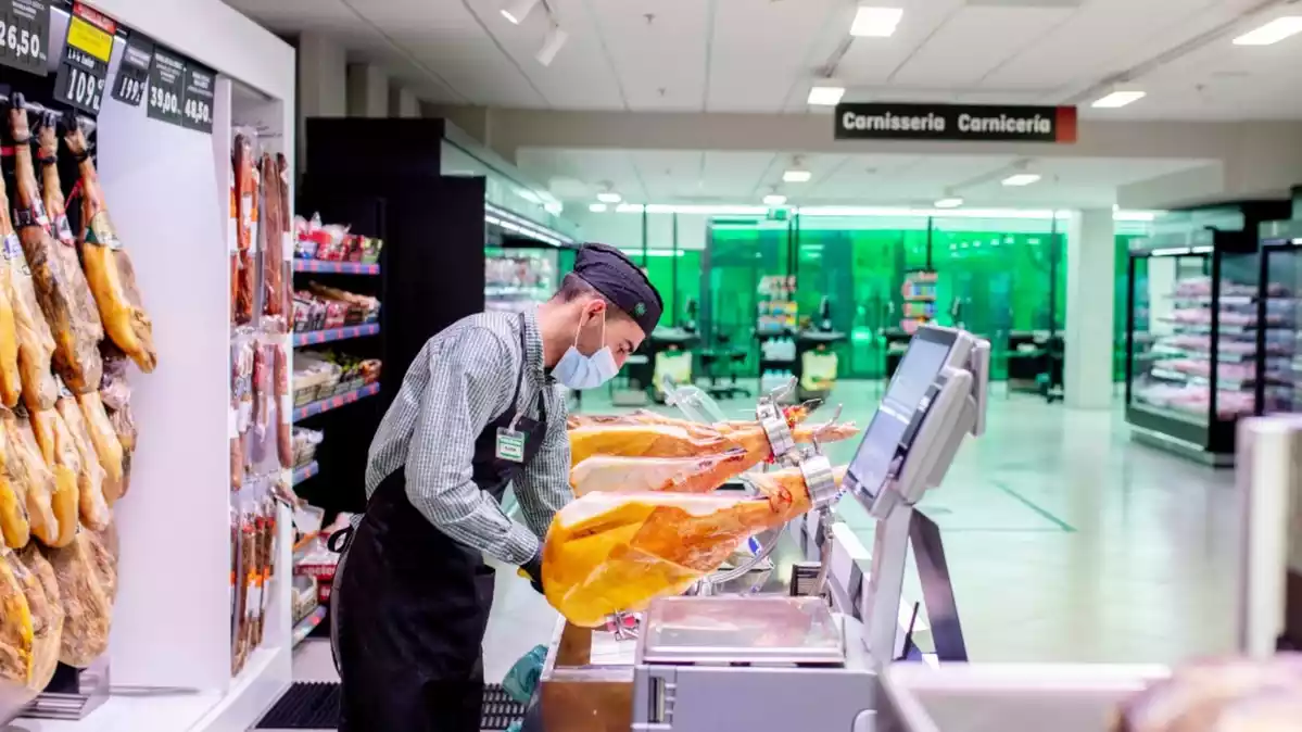 Treballador de Mercadona en un supermercat de Barcelona