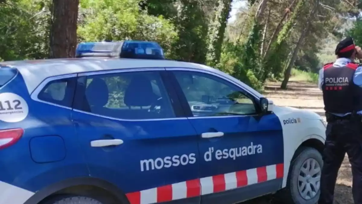 Un agent dels Mossos davant del seu vehicle a la zona del pantà de Foix