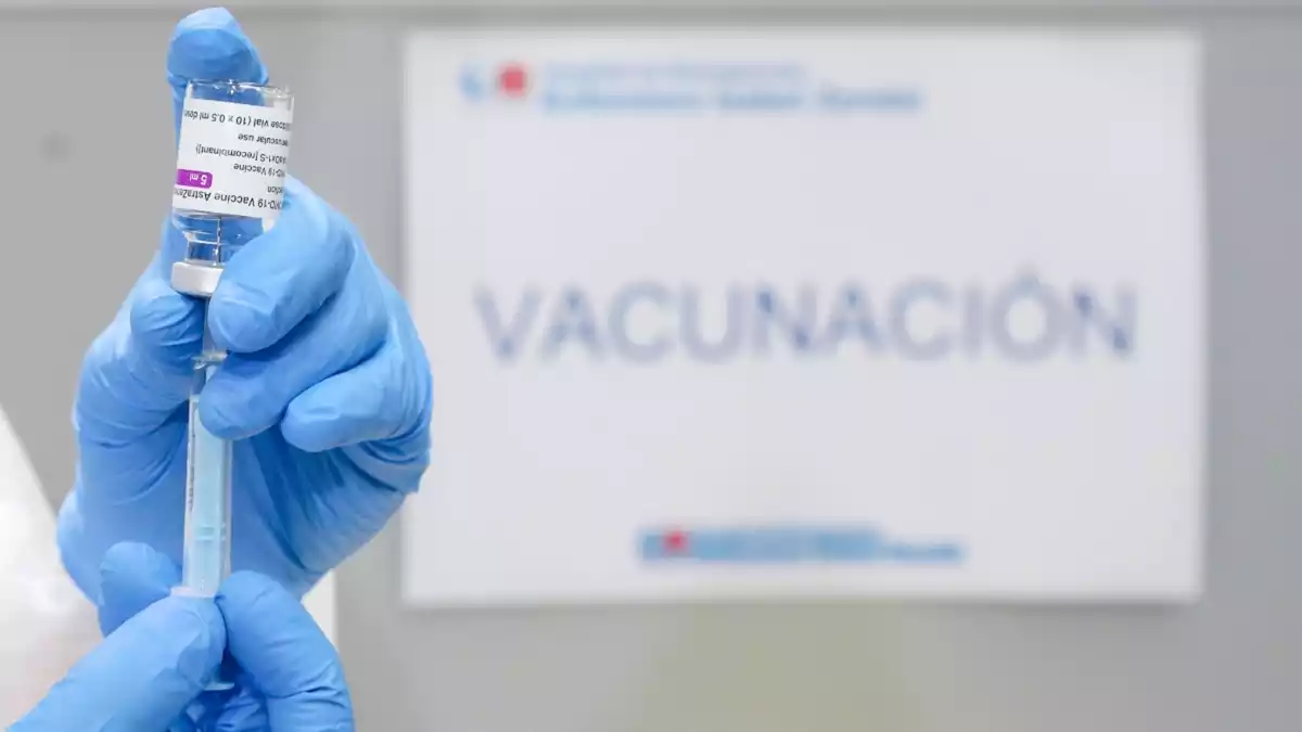 Un vial amb diverses dosis de la vacuna contra el coronavirus a la mà del personal sanitari