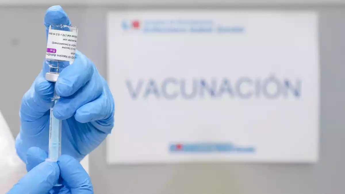 Un vial amb diverses dosis de la vacuna contra el coronavirus a la mà del personal sanitari