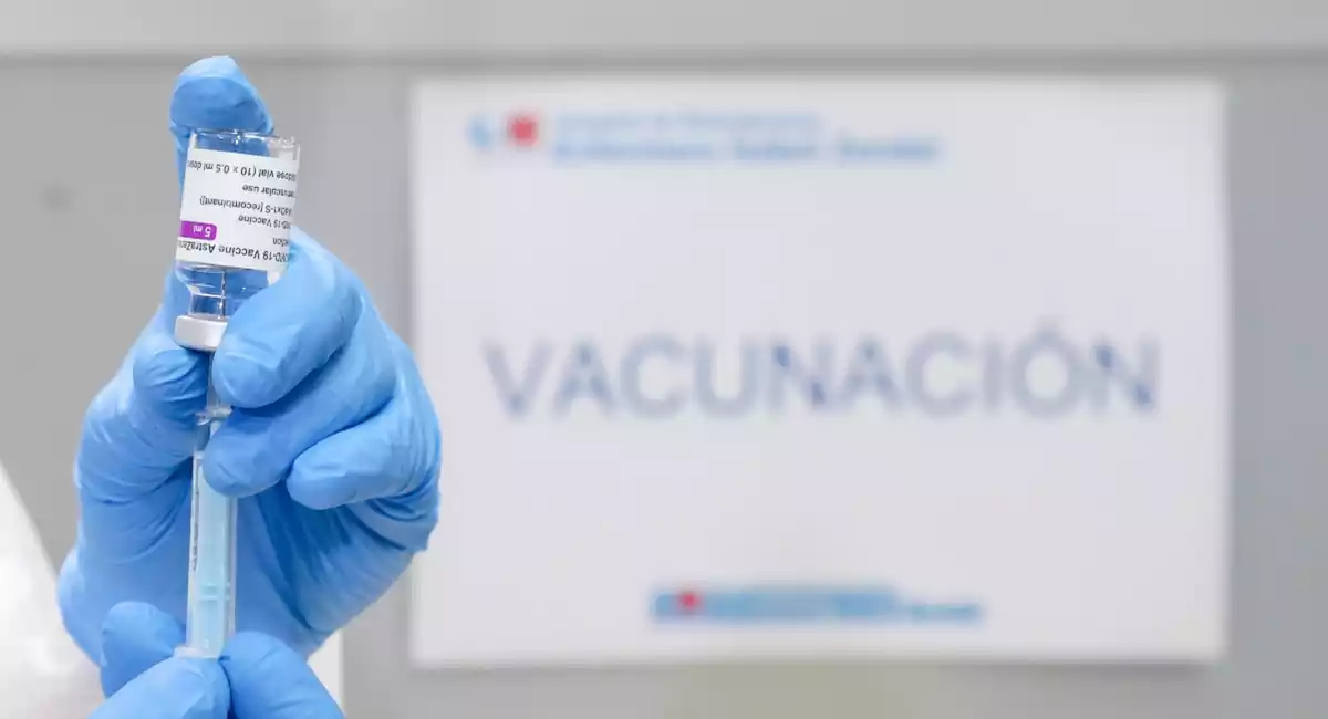 Un vial amb diverses dosis de la vacuna contra el coronavirus a la mà del personal sanitari