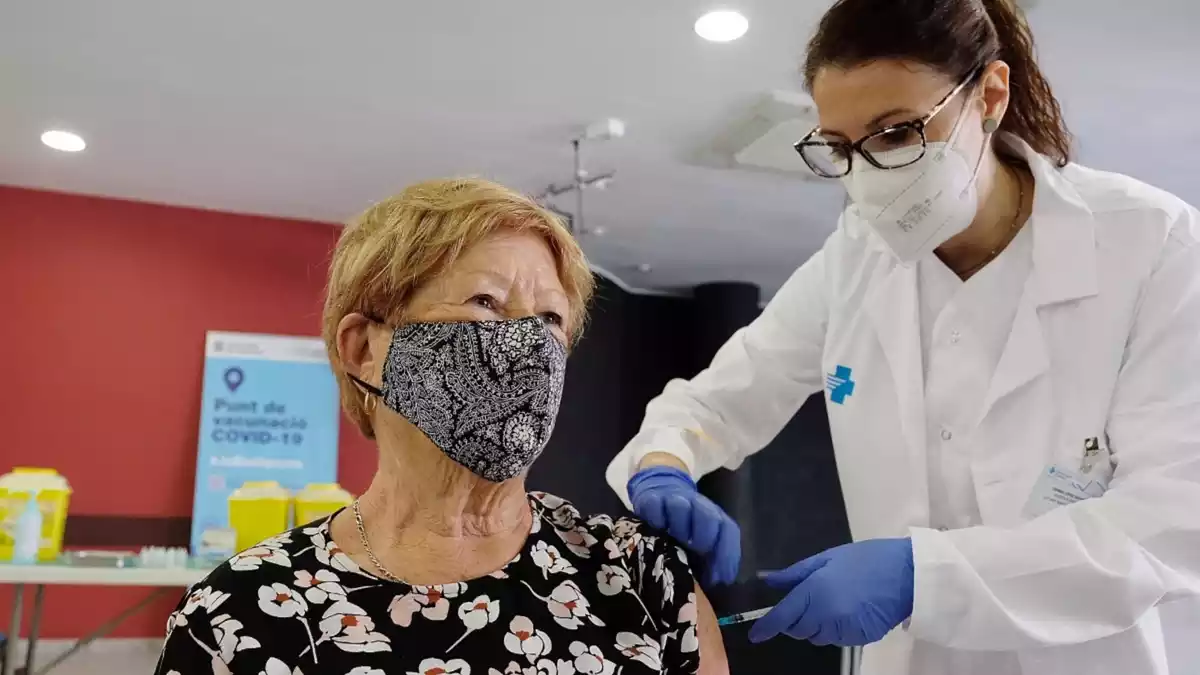 L'Antònia ha estat la primera catalana en rebre la vacuna de Janssen a Catalunya