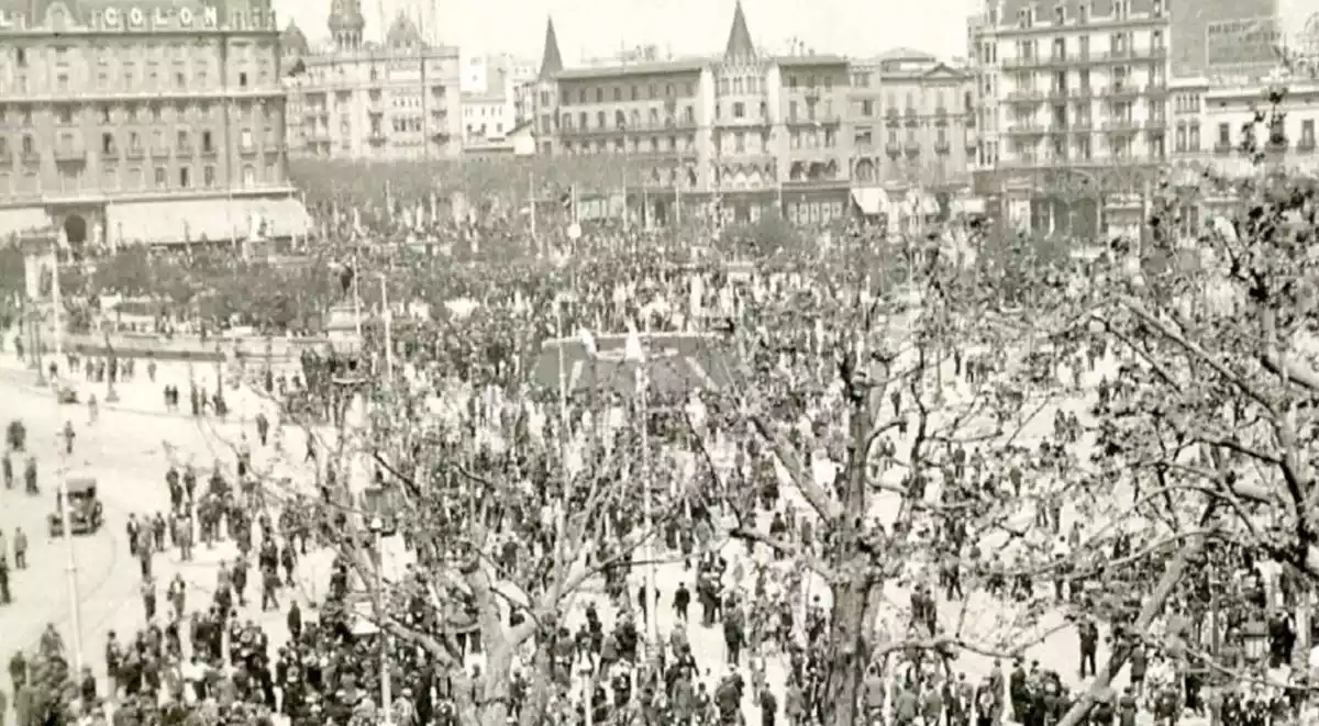 Vista panoràmica de la plaça de Catalunya des de la Rambla. Barcelona, 15 d'abril de 1931