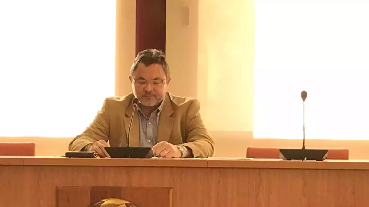 El regidor Xavier Rofas, al Saló de Plens de l'Ajuntament d'Altafulla