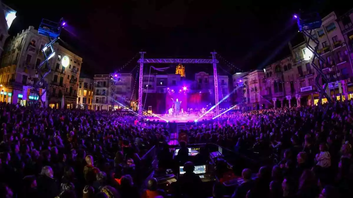 La plaça del Mercadal de Reus plena de públic amb un escenari de circ al centre