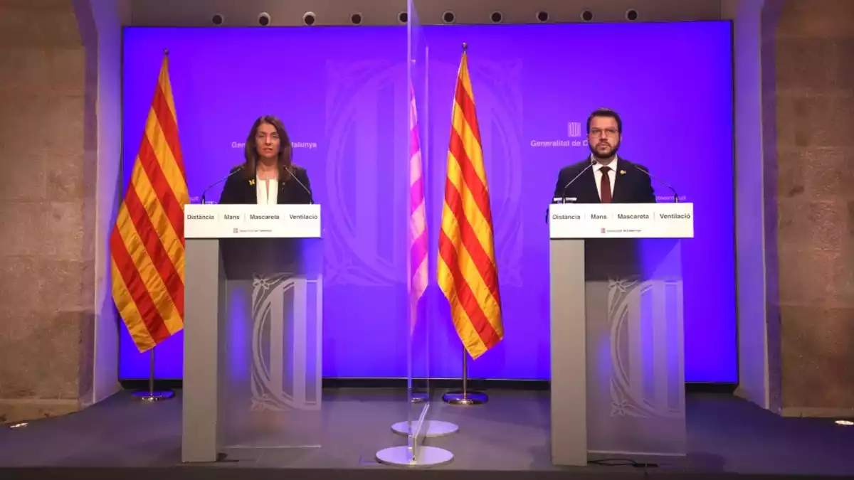 El vicepresident Pere Aragonès i la consellera de Presidència, Meritxell Budó, anunciant noves restriccions