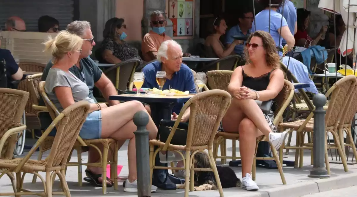 Grup de persones en una terrassa a Palamós (24/05/2020).