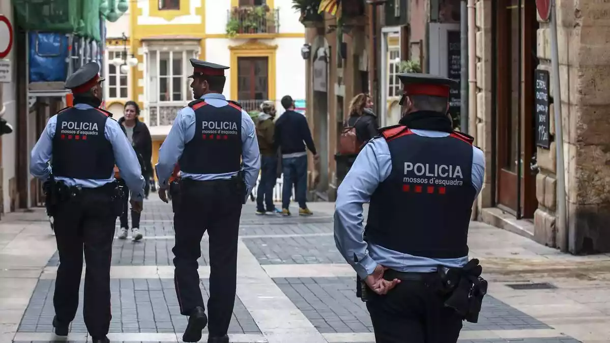 Agents dels Mossos d'Esquadra patrullant per la Part Alta de Tarragona
