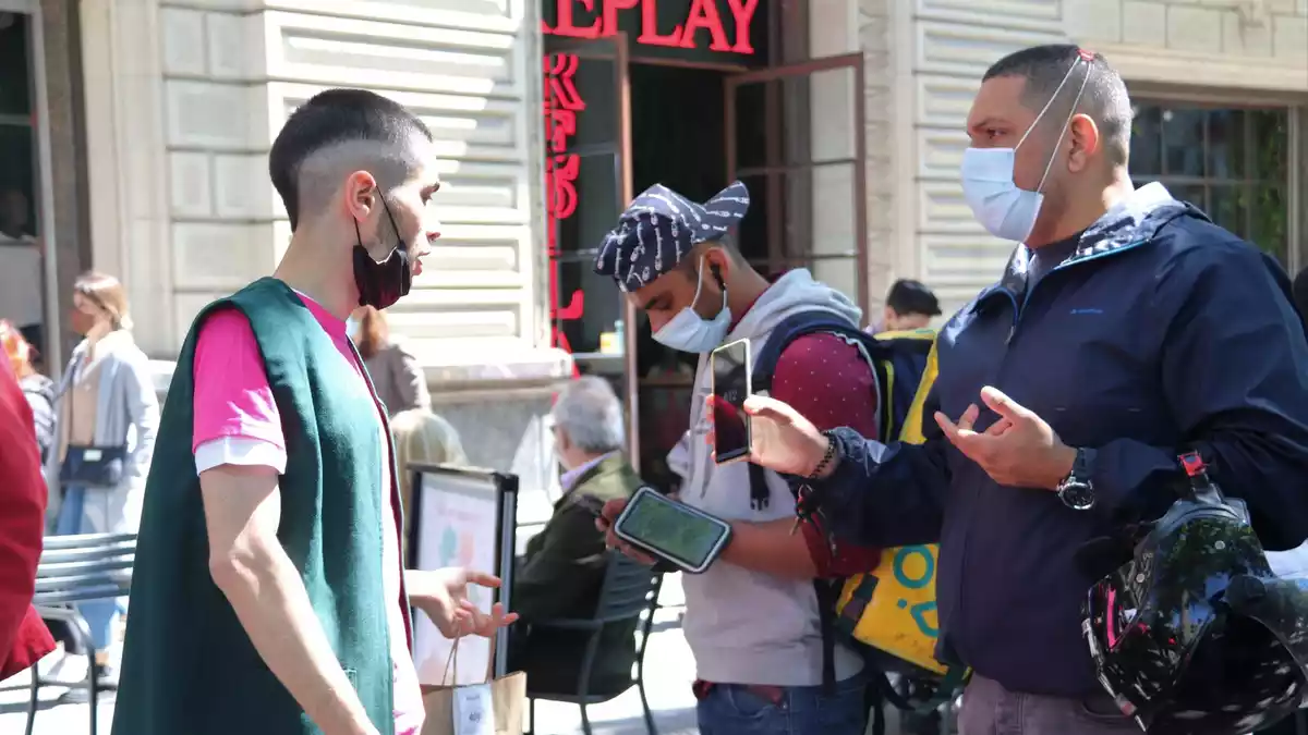 Els repartidors de Glovo fent cua per portar llibres signats durant la diada de Sant Jordi a Barcelona