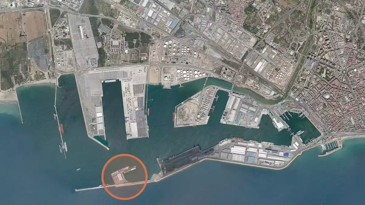 Imatge aèria de la superfície dle Port de Tarragona amb la nova terminal