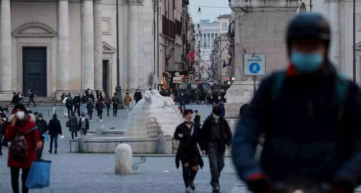 Imatge d'una plaça de Roma, amb diversos ciutadans passejant amb mascareta