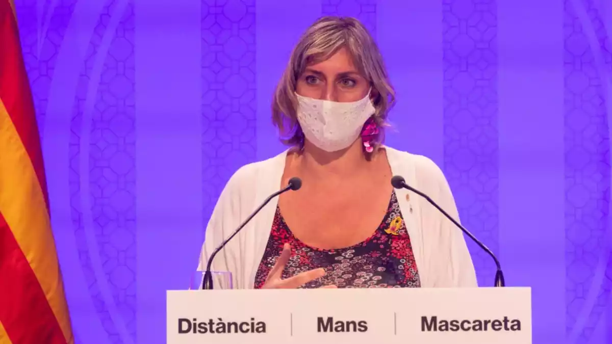 La consellera Alba Vergés en roda de premsa amb mascareta i senyera al darrere