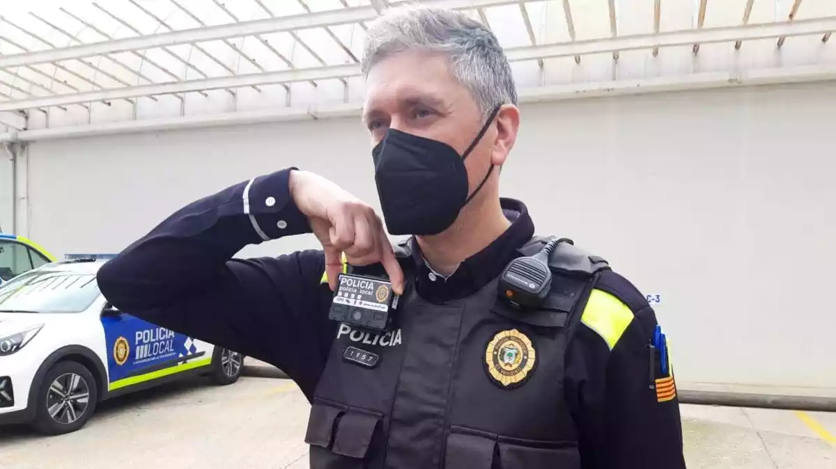 Un agent de la policia del Vendrell, amb la seva càmara de vídeo.