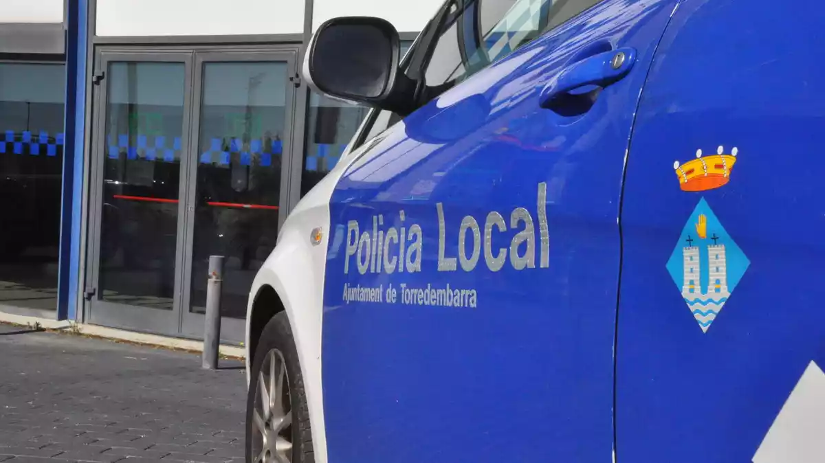 Pla detall d'un cotxe de la Policia Local de Torredembarra
