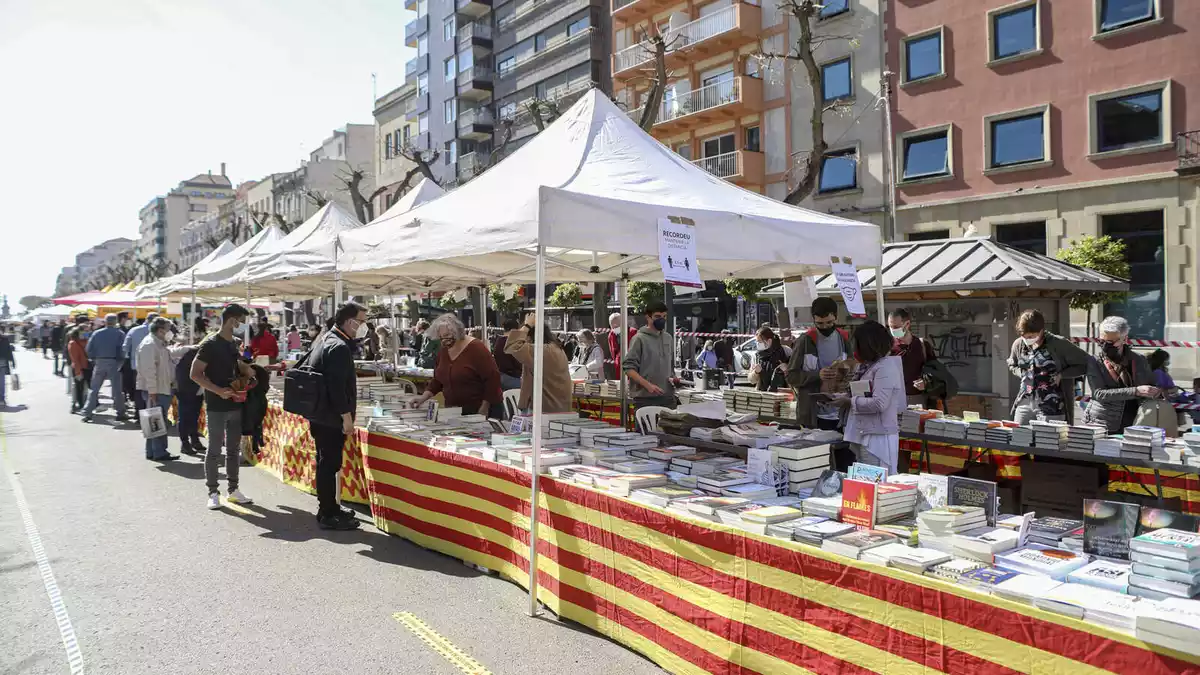Pla obert de la Rambla Nova de Tarragona amb motiu d ela Diada de Sant Jordi 2021