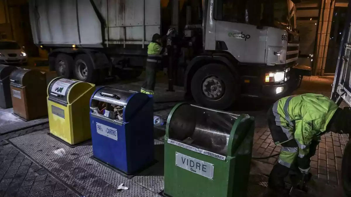 Treballadors d'EcoBP fant la recollida de residus al Vendrell.