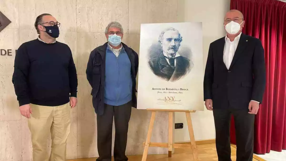 Daniel Recasens, Jaume Massó i Carles Pellicer acompanyats d'un cavallet amb el cartell de l'Any Bofarull